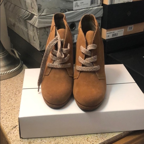 BNIB Dolce Vitta Suede Wedge Booties (GAEL) - Picture 2 of 4